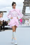 Luma Grothe. "Le Défilé L'Oréal Paris" — Paris Fashion Week (Women) ss22 (ubrania i obraz: sukienka mini różowa, kozaki błękitne)