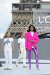 Cindy Bruna. "Le Défilé L'Oréal Paris" — Paris Fashion Week (Women) ss22 (ubrania i obraz: sukienka żakiet w kolorze fuksji, rajstopy purpurowe)