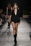 Walerija Kaufman. Pokaz Messika by Kate Moss — Paris Fashion Week (Women) ss22 (ubrania i obraz: body czarne, szorty czarne, botki czarne)