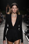 Walerija Kaufman. Pokaz Messika by Kate Moss — Paris Fashion Week (Women) ss22 (ubrania i obraz: szorty czarne, body czarne)
