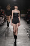 Показ Messika by Kate Moss — Paris Fashion Week (Women) ss22 (наряды и образы: чёрная шляпа, чёрный топ, чёрные шорты, чёрные полусапоги)
