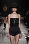 Показ Messika by Kate Moss — Paris Fashion Week (Women) ss22 (наряды и образы: чёрный топ, чёрная шляпа, чёрные шорты)