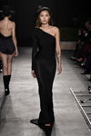 Mei Jiang. Показ Messika by Kate Moss — Paris Fashion Week (Women) ss22 (наряды и образы: чёрное вечернее платье)