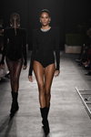 Сіндзі Бруна. Паказ Messika by Kate Moss — Paris Fashion Week (Women) ss22 (нарады і вобразы: чорнае бодзі, чорныя паўботы)