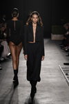 Desfile de Messika by Kate Moss — Paris Fashion Week (Women) ss22 (looks: traje de pantalón negro)