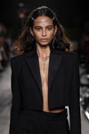 Показ Messika by Kate Moss — Paris Fashion Week (Women) ss22 (наряды и образы: чёрный брючный костюм)