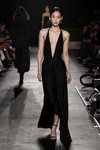 Показ Messika by Kate Moss — Paris Fashion Week (Women) ss22 (наряды и образы: чёрное вечернее платье с декольте, чёрные босоножки)