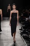 Показ Messika by Kate Moss — Paris Fashion Week (Women) ss22 (наряды и образы: чёрные босоножки, чёрное коктейльное платье)