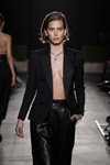 Сен Леви. Показ Messika by Kate Moss — Paris Fashion Week (Women) ss22 (наряды и образы: чёрный жакет)