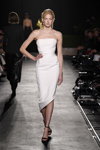 Показ Messika by Kate Moss — Paris Fashion Week (Women) ss22 (наряды и образы: белое коктейльное платье, чёрные босоножки)