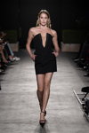 Показ Messika by Kate Moss — Paris Fashion Week (Women) ss22 (наряды и образы: чёрные босоножки, чёрное коктейльное платье мини)
