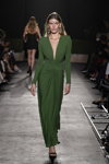 Мэдисон Хедрик. Показ Messika by Kate Moss — Paris Fashion Week (Women) ss22 (наряды и образы: зеленое вечернее платье с декольте, чёрные босоножки)