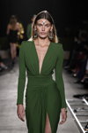 Мэдисон Хедрик. Показ Messika by Kate Moss — Paris Fashion Week (Women) ss22 (наряды и образы: зеленое вечернее платье с декольте)