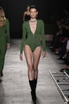 Показ Messika by Kate Moss — Paris Fashion Week (Women) ss22 (наряды и образы: зеленое боди, чёрные полусапоги)