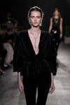 Desfile de Messika by Kate Moss — Paris Fashion Week (Women) ss22 (looks: mono negro)
