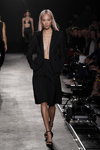 Desfile de Messika by Kate Moss — Paris Fashion Week (Women) ss22 (looks: sandalias de tacón negras, traje con falda negro)
