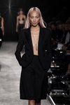 Показ Messika by Kate Moss — Paris Fashion Week (Women) ss22 (наряды и образы: чёрный женский костюм (жакет, юбка))