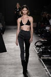 Desfile de Messika by Kate Moss — Paris Fashion Week (Women) ss22 (looks: pantalón negro, botas negras)