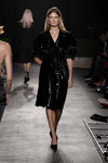 Constance Jablonski. Pokaz Messika by Kate Moss — Paris Fashion Week (Women) ss22 (ubrania i obraz: półbuty czarne)