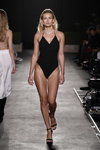 Эдита Вилкевичуте. Показ Messika by Kate Moss — Paris Fashion Week (Women) ss22 (наряды и образы: чёрный закрытый купальник, чёрные босоножки)