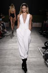 Тэйлар Хіл. Паказ Messika by Kate Moss — Paris Fashion Week (Women) ss22 (нарады і вобразы: белы жылет, белыя штаны, чорныя паўботы)