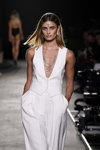 Taylor Hill. Desfile de Messika by Kate Moss — Paris Fashion Week (Women) ss22 (looks: chaleco blanco)