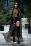 Показ білизни Amoralle — Riga Fashion Week SS2022 (наряди й образи: чорні чоботи-панчохи, чорне прозоре боді в горошок)