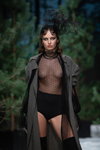 Pokaz bielizny Amoralle — Riga Fashion Week SS2022 (ubrania i obraz: przezroczyste body w groszki czarne, pończochy czarne)