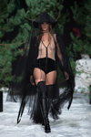 Pokaz bielizny Amoralle — Riga Fashion Week SS2022 (ubrania i obraz: pończochy czarne, kozaki za kolano czarne, przezroczyste body cieliste)