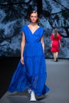 Pokaz Diana Arno — Riga Fashion Week SS2022 (ubrania i obraz: sukienka niebieska)