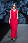 Modenschau von Diana Arno — Riga Fashion Week SS2022 (Looks: rotes Kleid)