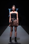 Pokaz IVETA VECMANE — Riga Fashion Week SS2022 (ubrania i obraz: rajstopy w siatkę czarne)