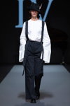 Паказ IVETA VECMANE — Riga Fashion Week SS2022 (нарады і вобразы: белая блуза, чорныя штаны, чорная шляпа)