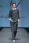 Pokaz Natālija Jansone — Riga Fashion Week SS2022 (ubrania i obraz: pulower szary, spodnie szare, bluzka biała)