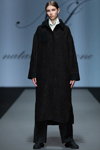 Pokaz Natālija Jansone — Riga Fashion Week SS2022 (ubrania i obraz: palto czarne, spodnie czarne)