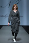 Modenschau von Natālija Jansone — Riga Fashion Week SS2022 (Looks: graues Kleid)