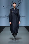Pokaz Natālija Jansone — Riga Fashion Week SS2022 (ubrania i obraz: palto czarne)
