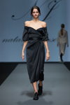 Pokaz Natālija Jansone — Riga Fashion Week SS2022 (ubrania i obraz: suknia koktajlowa czarna)