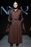 Показ NÓLÓ — Riga Fashion Week SS2022 (наряды и образы: коричневое платье-рубашка)