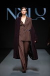 Показ NÓLÓ — Riga Fashion Week SS2022 (наряды и образы: коричневый брючный костюм)