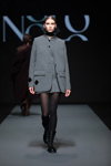 Показ NÓLÓ — Riga Fashion Week SS2022 (наряды и образы: чёрные колготки, серое пальто мини)