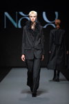 Показ NÓLÓ — Riga Fashion Week SS2022 (наряды и образы: чёрный брючный костюм)
