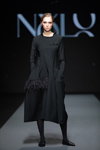 Modenschau von NÓLÓ — Riga Fashion Week SS2022 (Looks: schwarzes Kleid)