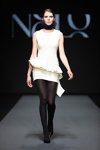 Показ NÓLÓ — Riga Fashion Week SS2022 (наряды и образы: белое коктейльное платье, чёрные колготки, чёрные туфли)