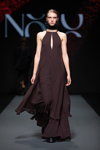 Показ NÓLÓ — Riga Fashion Week SS2022 (наряди й образи: коричнева вечірня сукня)
