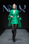 Pokaz NÓLÓ — Riga Fashion Week SS2022 (ubrania i obraz: sukienka żakiet zielona, rajstopy czarne)