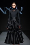 Pokaz NÓLÓ — Riga Fashion Week SS2022 (ubrania i obraz: suknia wieczorowa czarna)