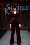 Показ Selina Keer — Riga Fashion Week SS2022 (наряды и образы: свекольный брючный костюм, свекольная шляпа)