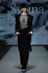 Показ Selina Keer — Riga Fashion Week SS2022 (наряды и образы: чёрный брючный костюм, чёрная шляпа)