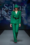 Показ Selina Keer — Riga Fashion Week SS2022 (наряды и образы: зеленый брючный костюм, зеленая шляпа)